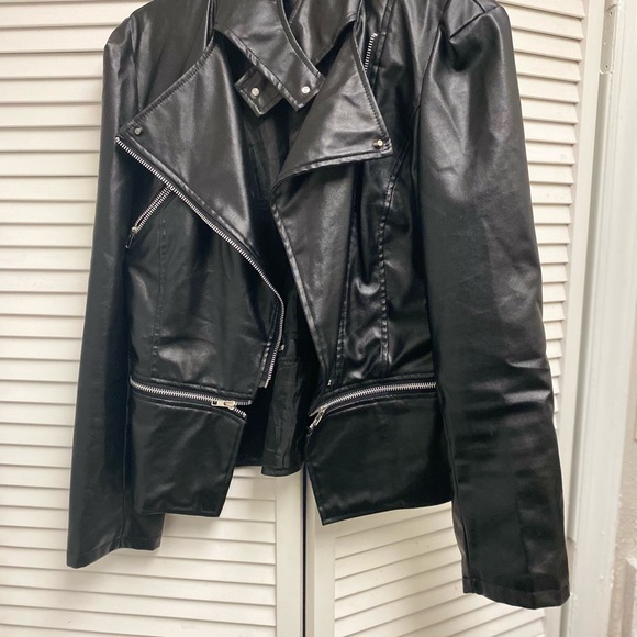 Size Medium Edgy leather jacket - Picture 4 of 4